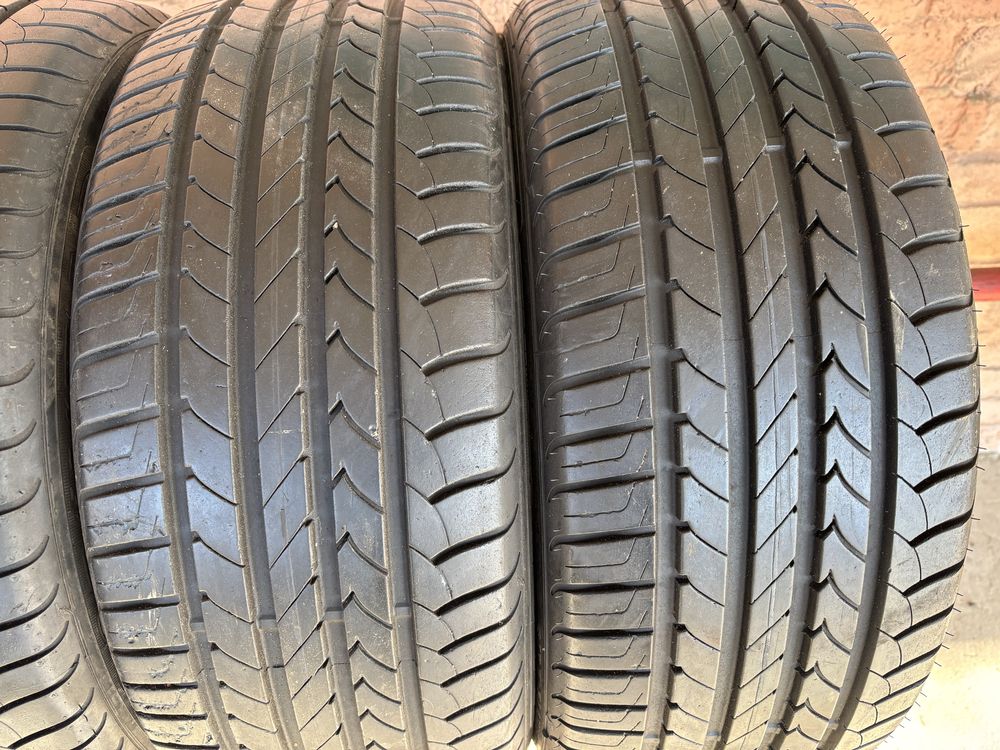 Комплект літніх шин 215/40R17 Good Year