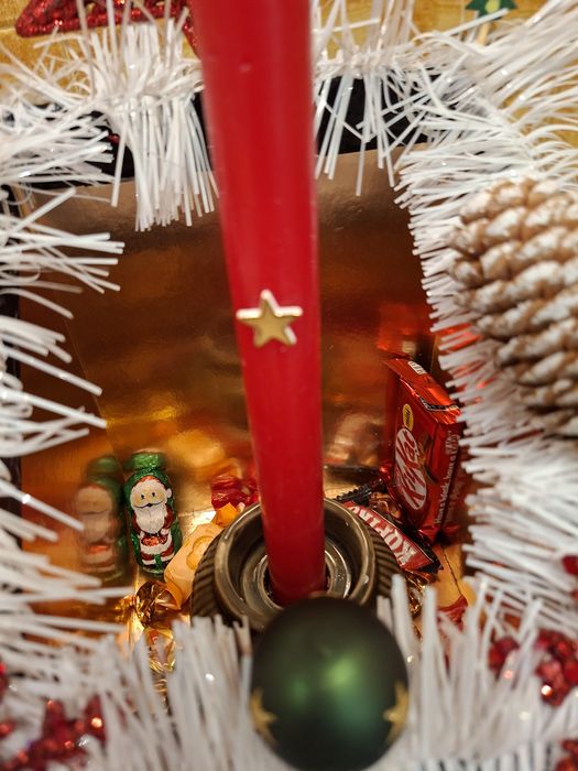 Arranjo decorativo com vela de Natal mais lembranças docinhas