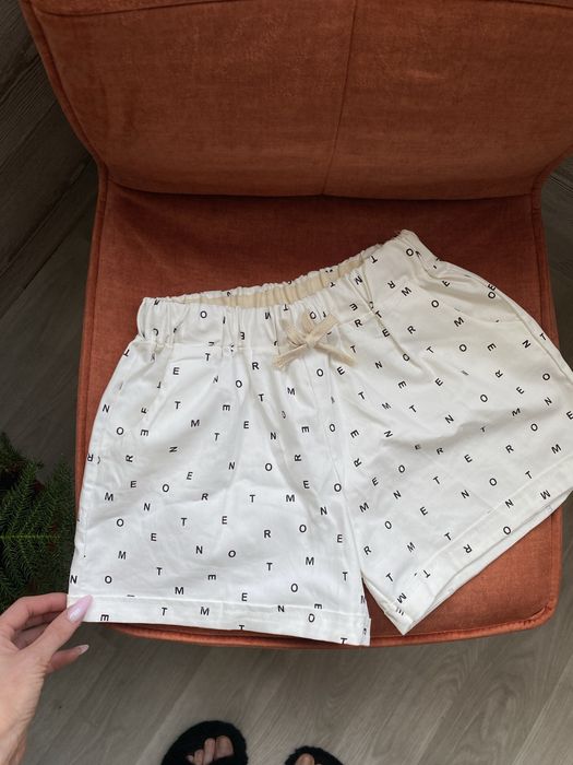 Продам літні жіночі шорти у дрібні букви. Нові.