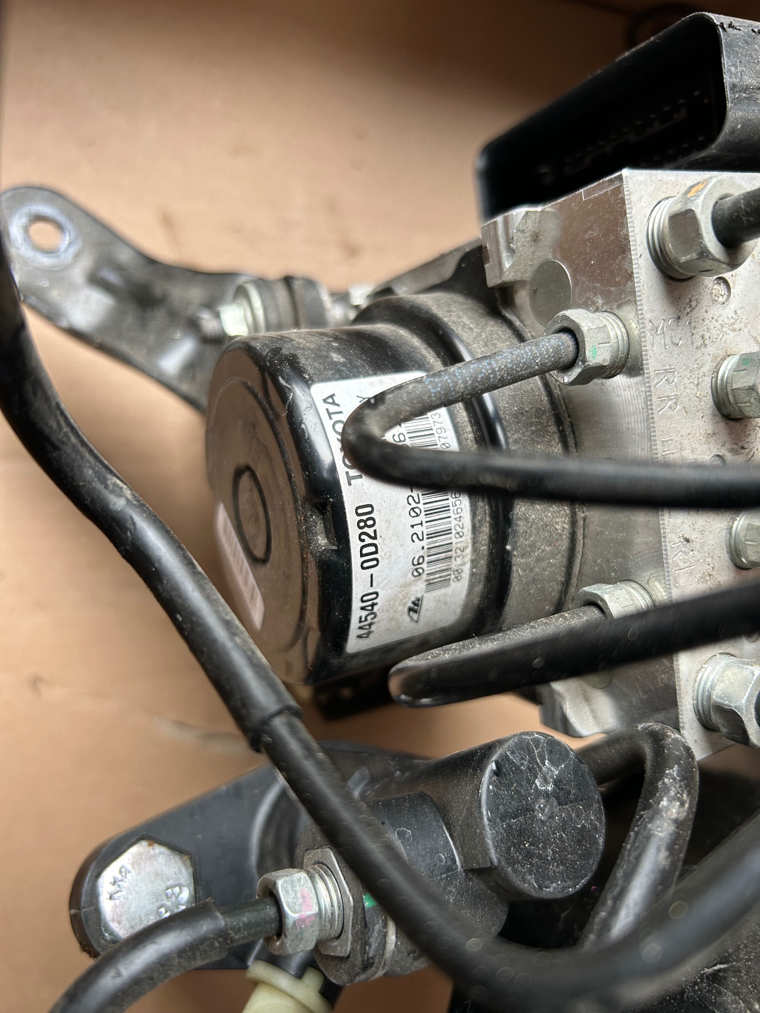 Toyota yaris III 17-20 lift serwo pompa abs zbiorniczek płynu hamulcow