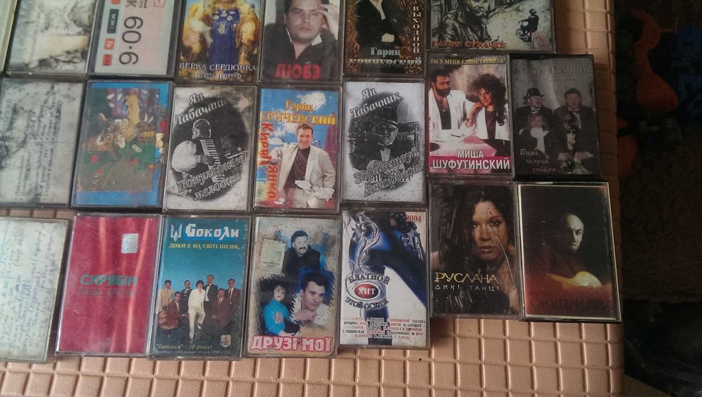 Лот аудио кассет  ящичек- цена за все 350гр.