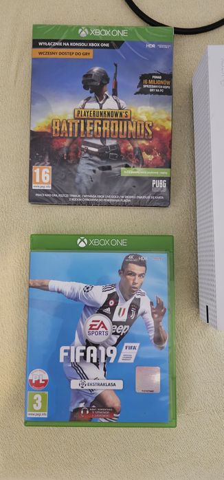 Xbox one S + 2 pady + 2 gry, w bardzo dobrym stanie, używana