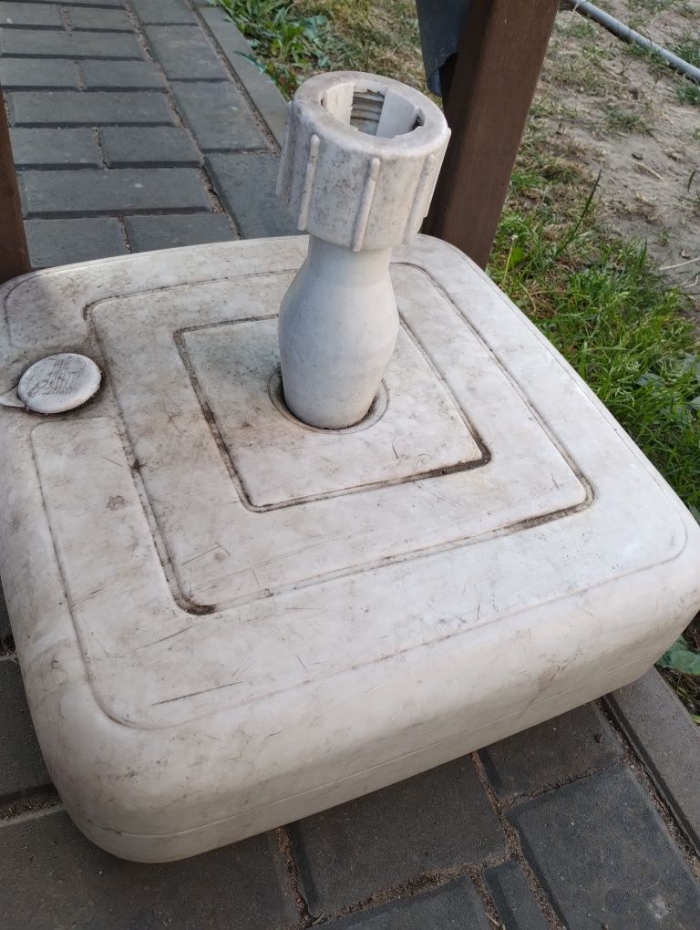 Zestaw stół ogrodowy krzesła stojak na parasol