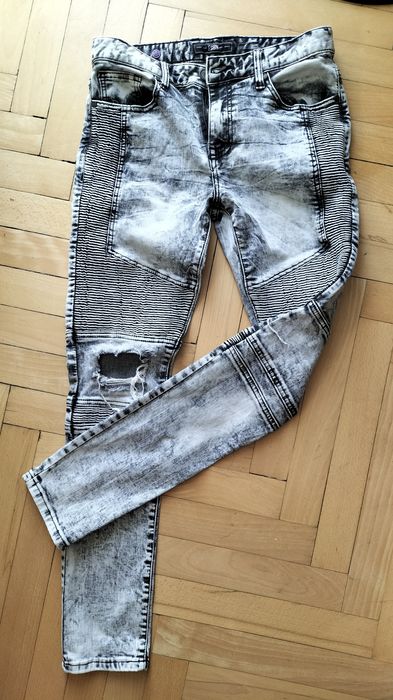 Dżinsy z dziurami na kolanach