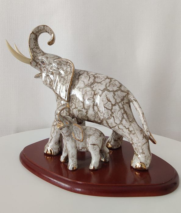 10 elefantes de porcelana