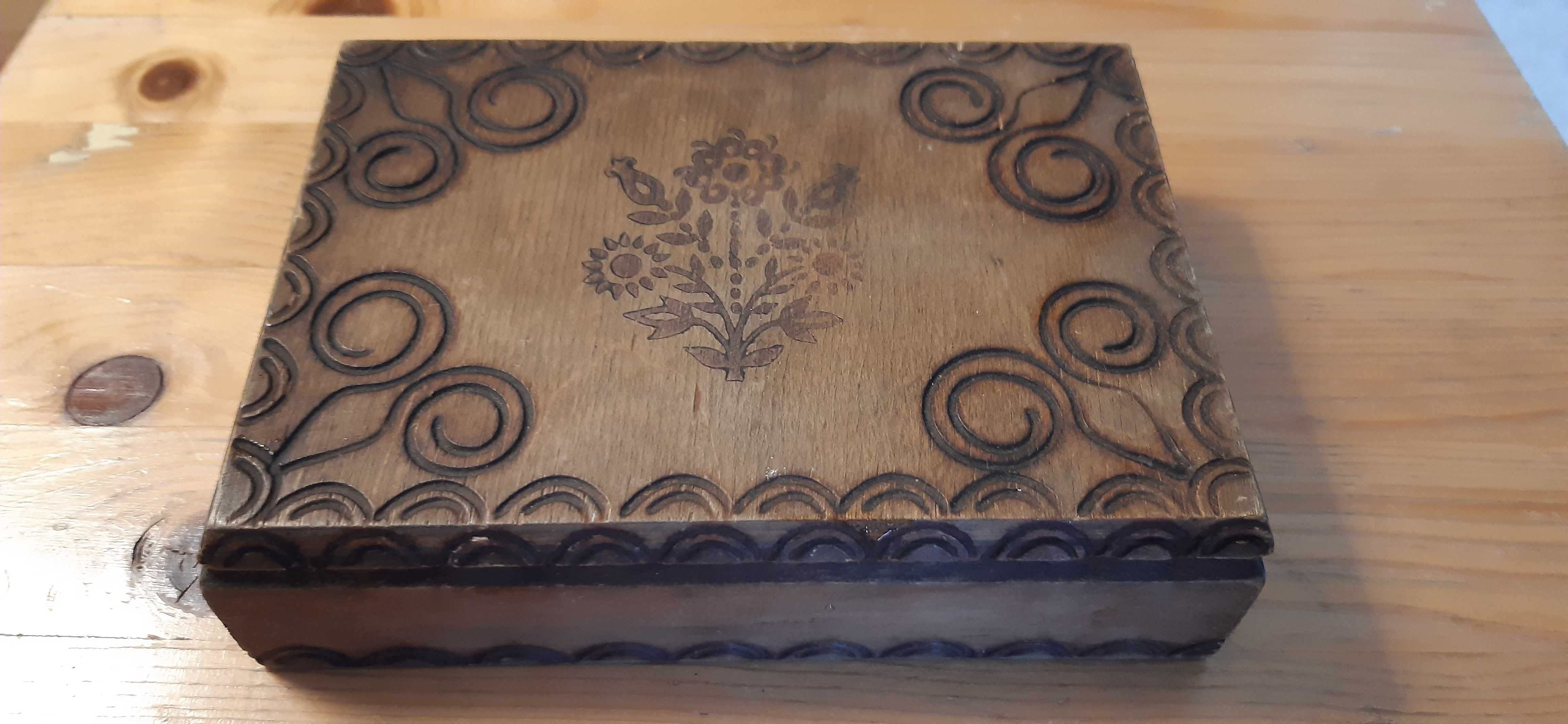 stara drewniana papierośnica dla kolekcjonerów prl