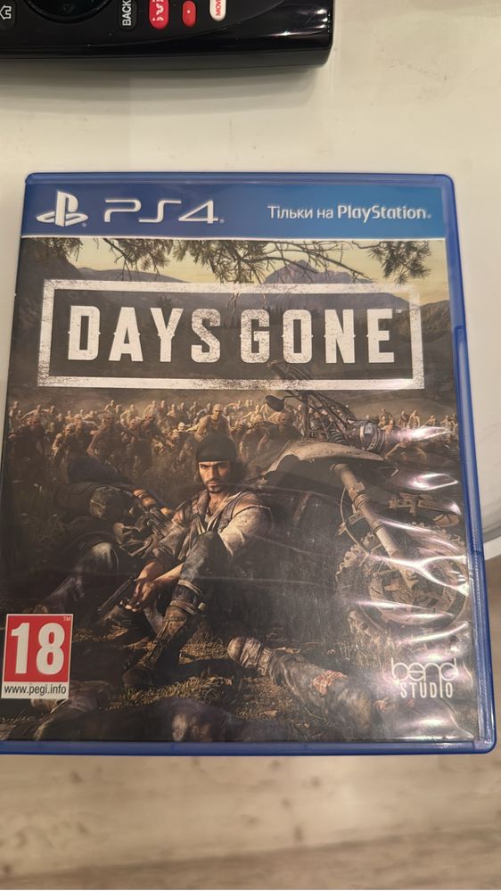 PS4 slim 500gb + два геймпада + зарядная станция для геймпадов + игра