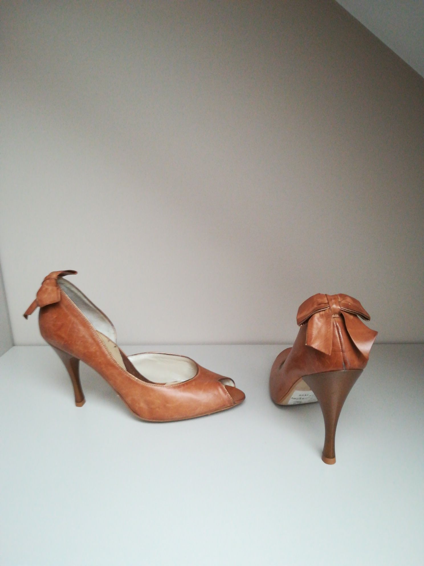 Brązowe buty szpilki