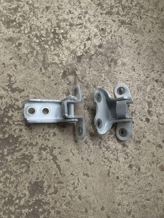 Петли задней двери Toyota Rav 4