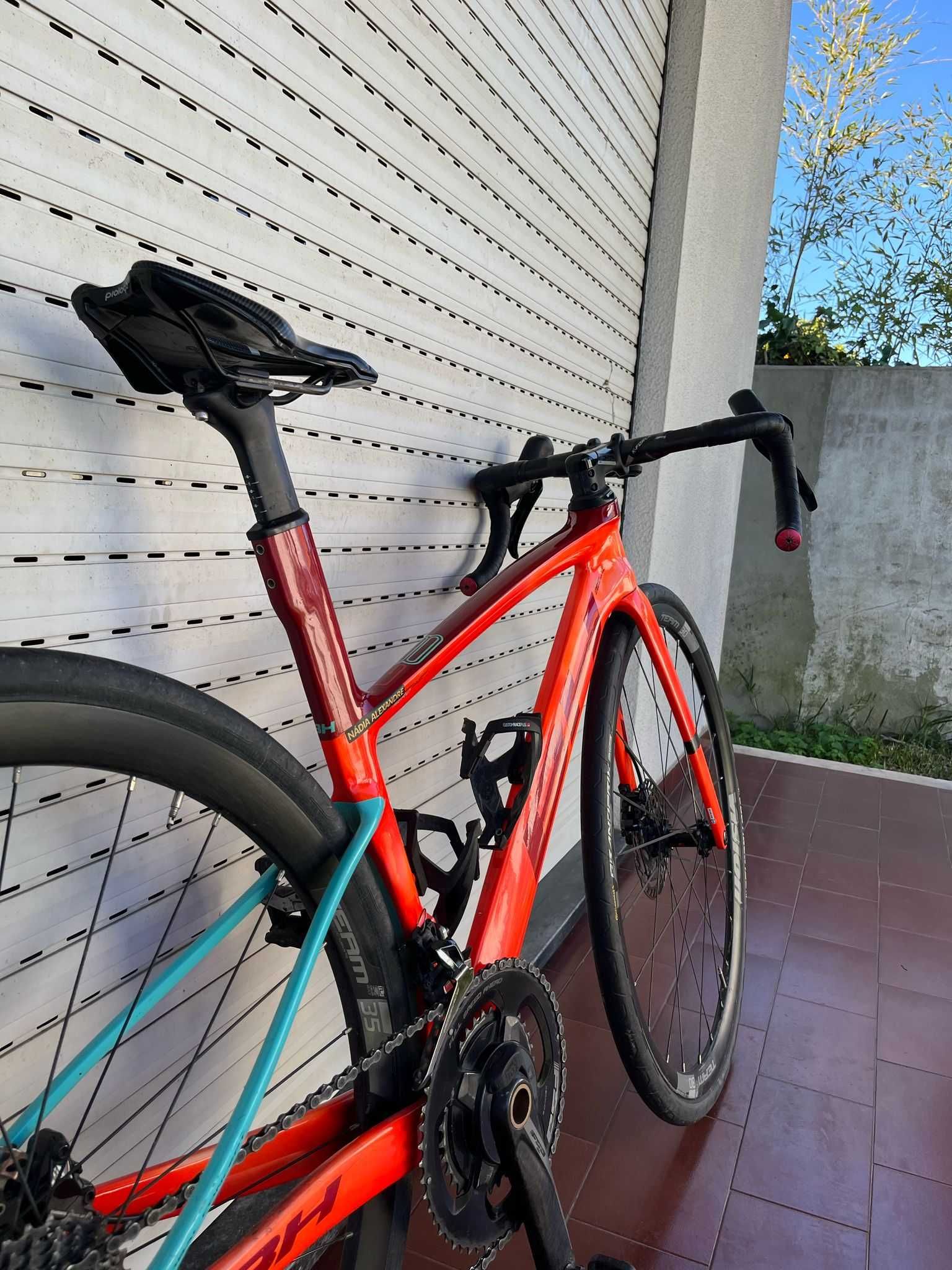 Bicicleta de estrada em carbono BH G8 7.0 Disc