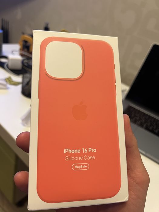 Чехол на iPhone 16 Pro