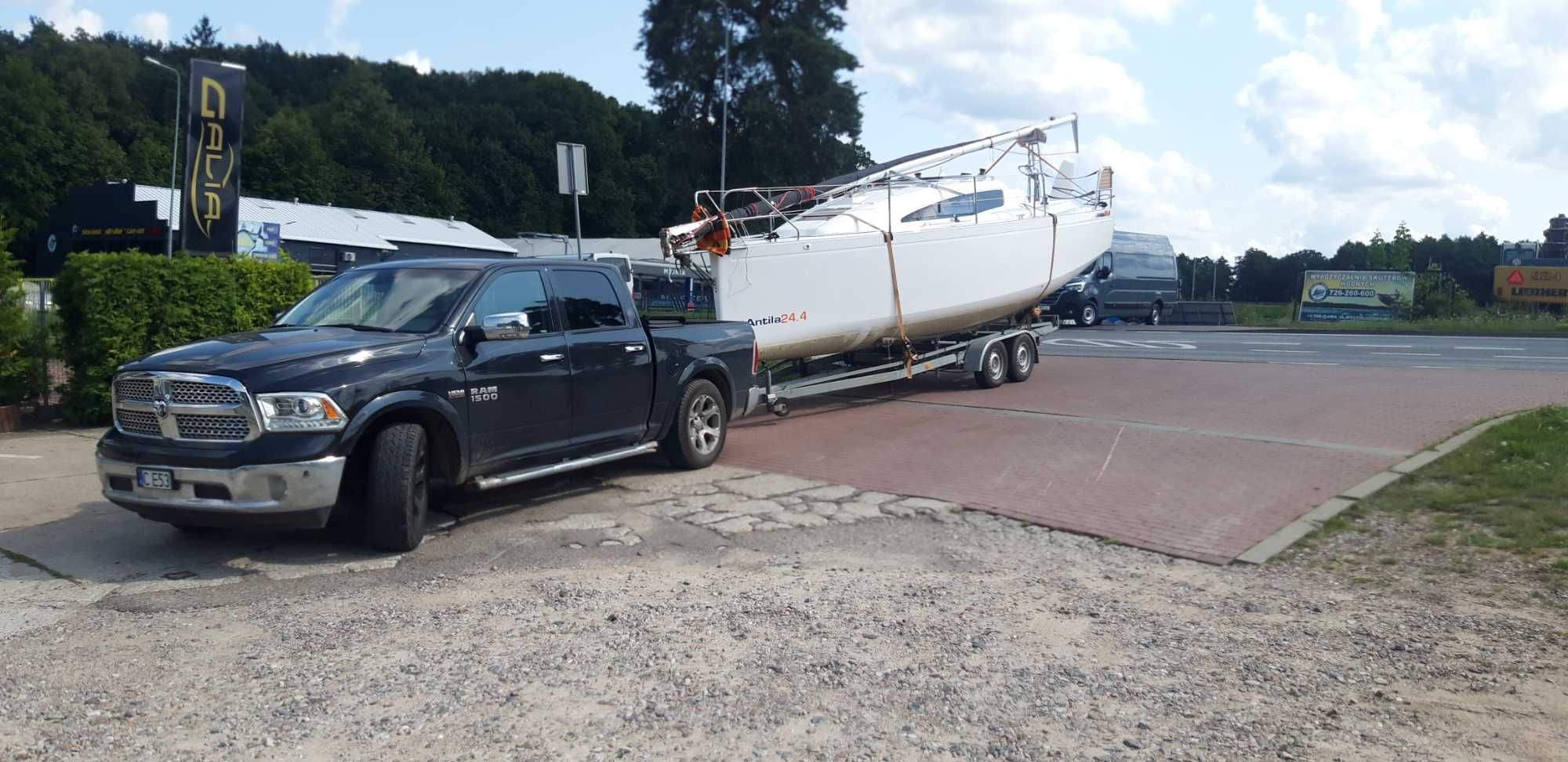 Transport jachtów i łodzi motorowych.