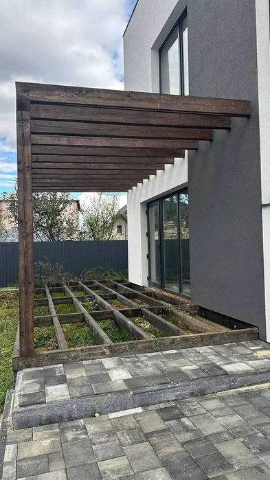 Зданий будинок поруч з містом