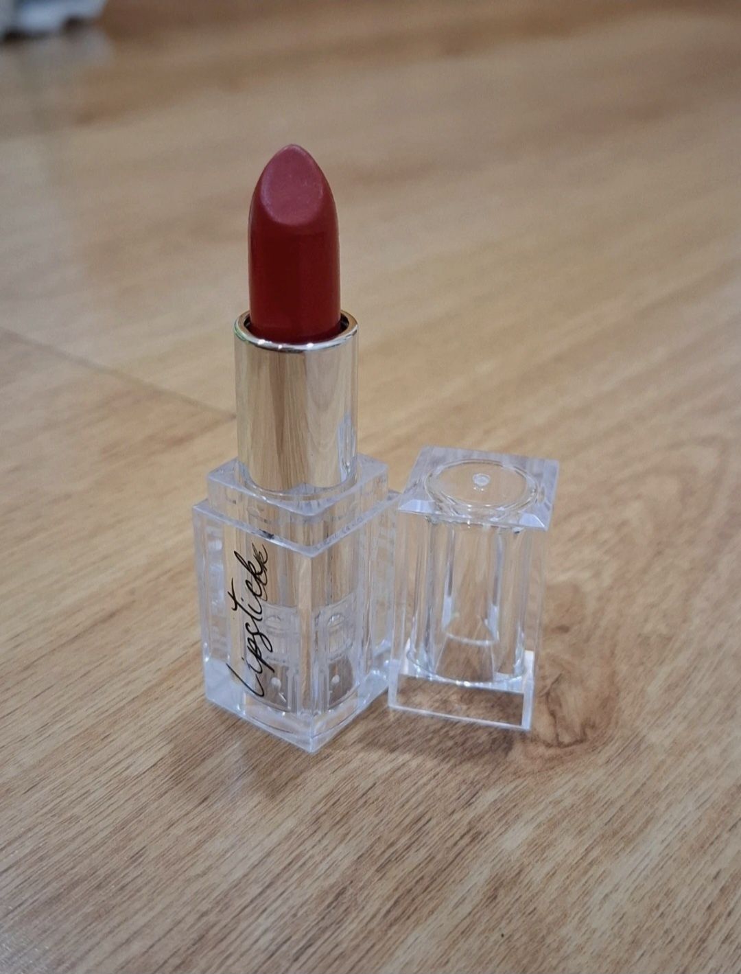 Batom vermelho mais lapis de boca na cor vermelha
