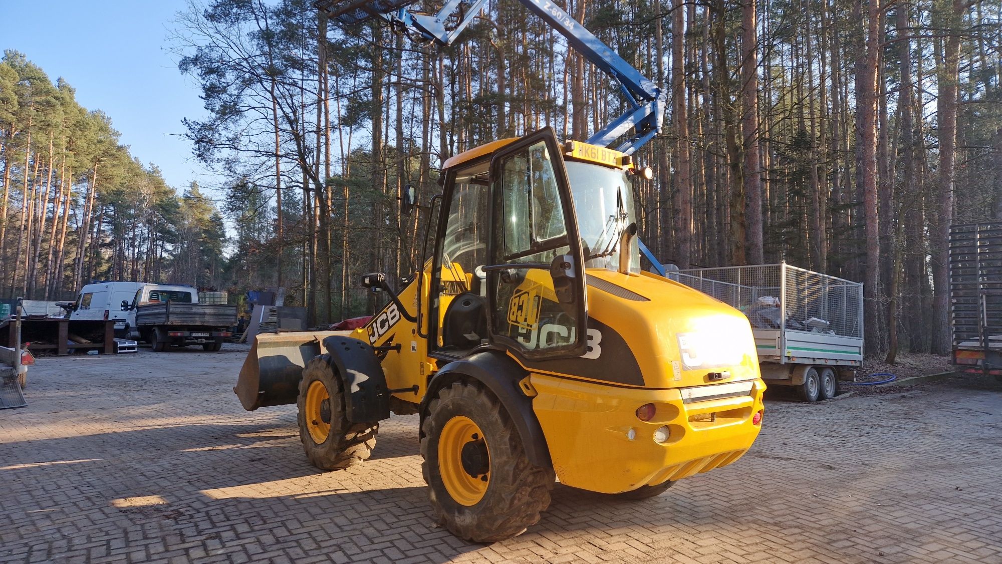 Jcb TM 220 z 2011 roku łyżka I widły