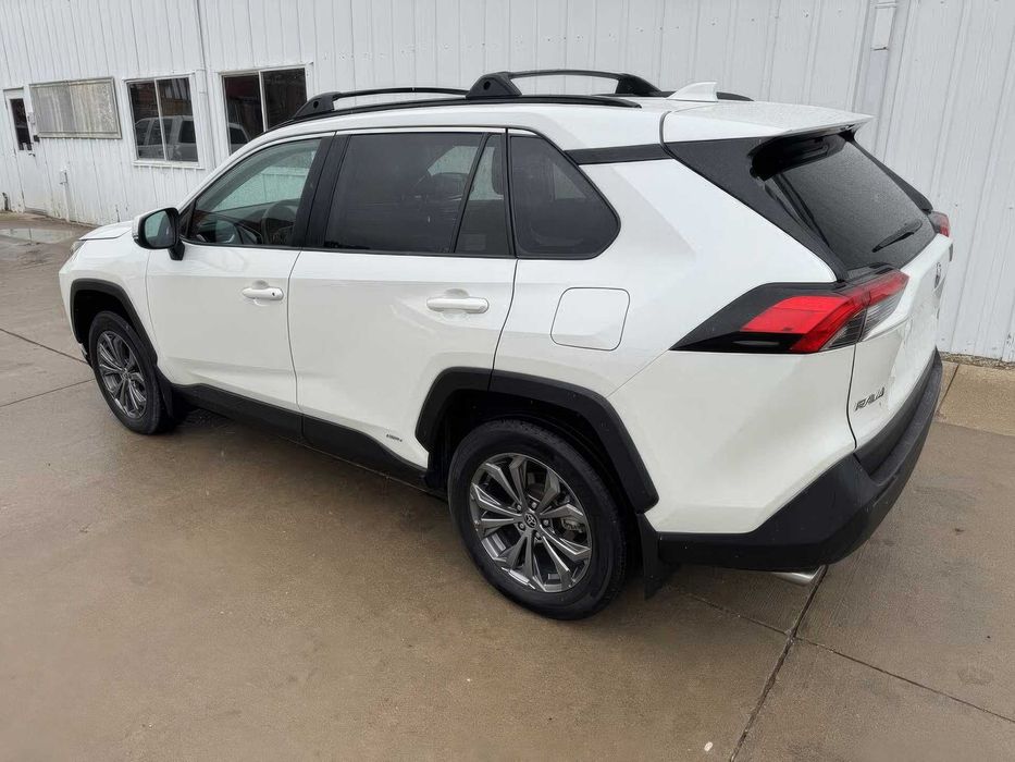 Toyota RAV4 Hybrid XLE Premium      2022