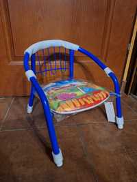 Niebieskie krzesło dziecięce piszczace