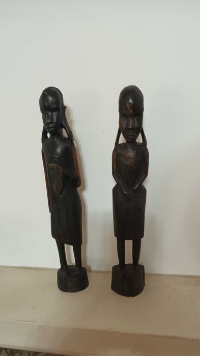 2 estatuetas em pau preto