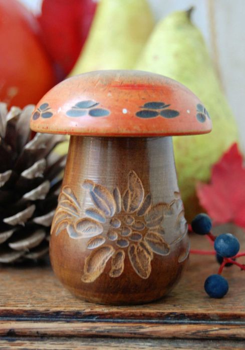 Grzybek drewniany rzeźbiony, stary pojemnik, igielnik, szarotka