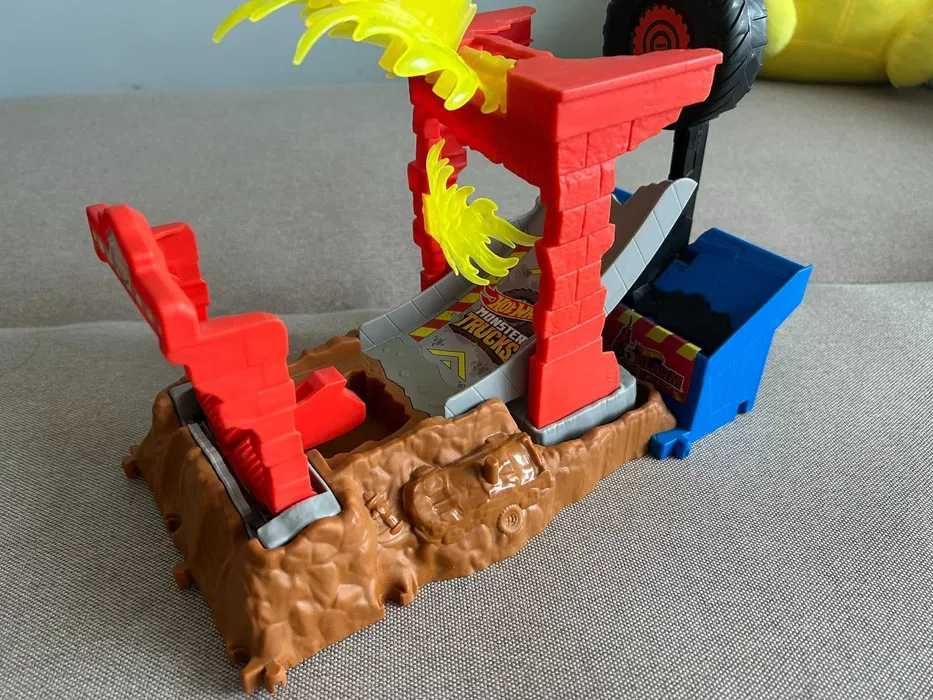 Hot Wheels поліцейська дільниця і Monster Trucks Arena Smashers