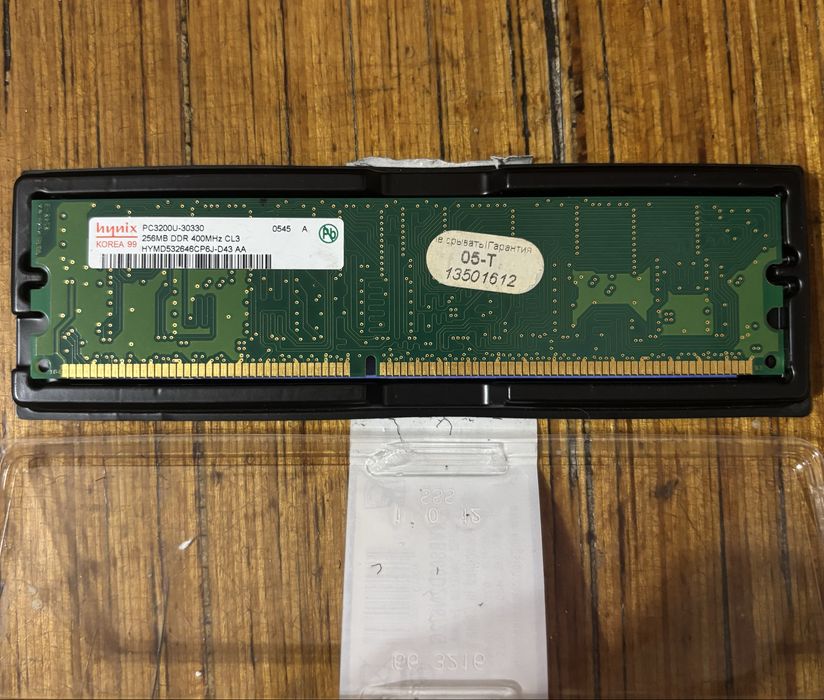 Це Hynix 256 МБ DDR-400 (PC3200)