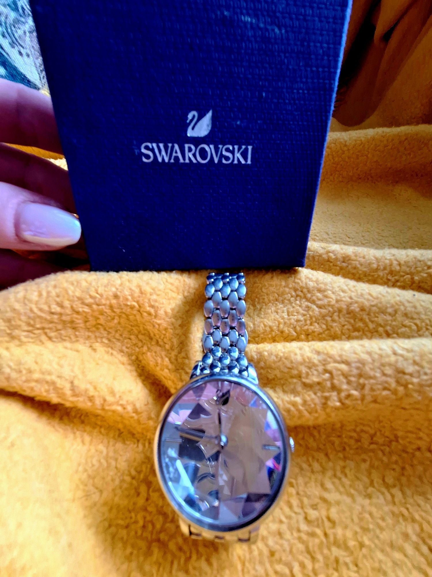 Przepiękny zegarek od Swarovski. 
Tarcza zegarka jest unikatowa-