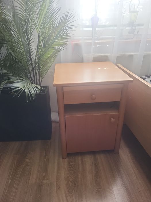Szafka nocna z wysuwanym stolikiem