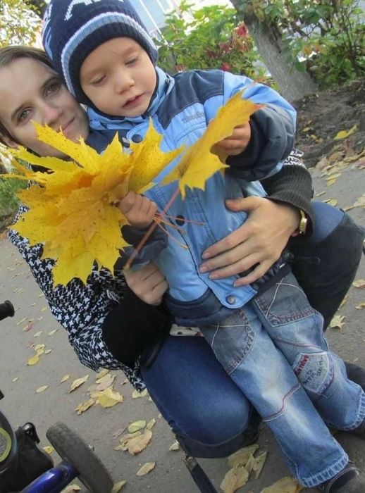 Благаю навколішках про допомогу, роботою/хлібом/ будь ласка