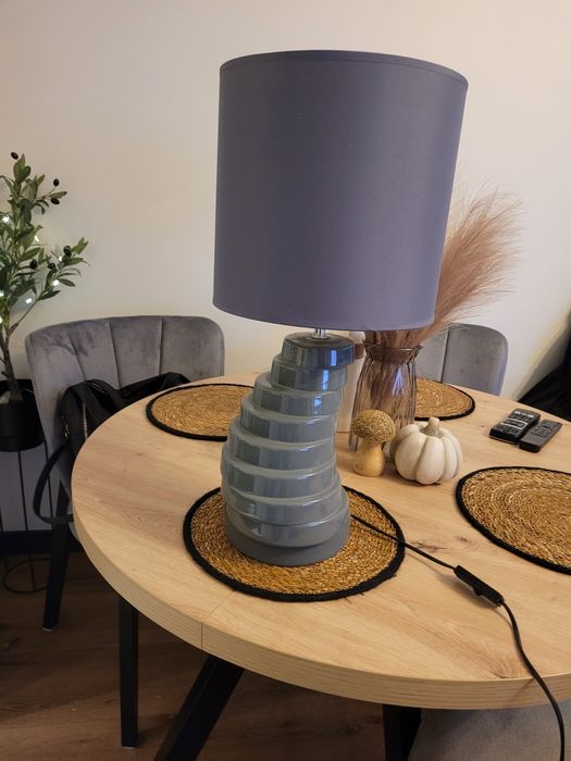 Designerska lampa stolowa