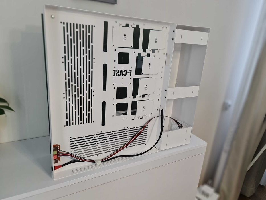 F-CASE 4 RAL Otwarta obudowa, montaż na ścianę , szkło