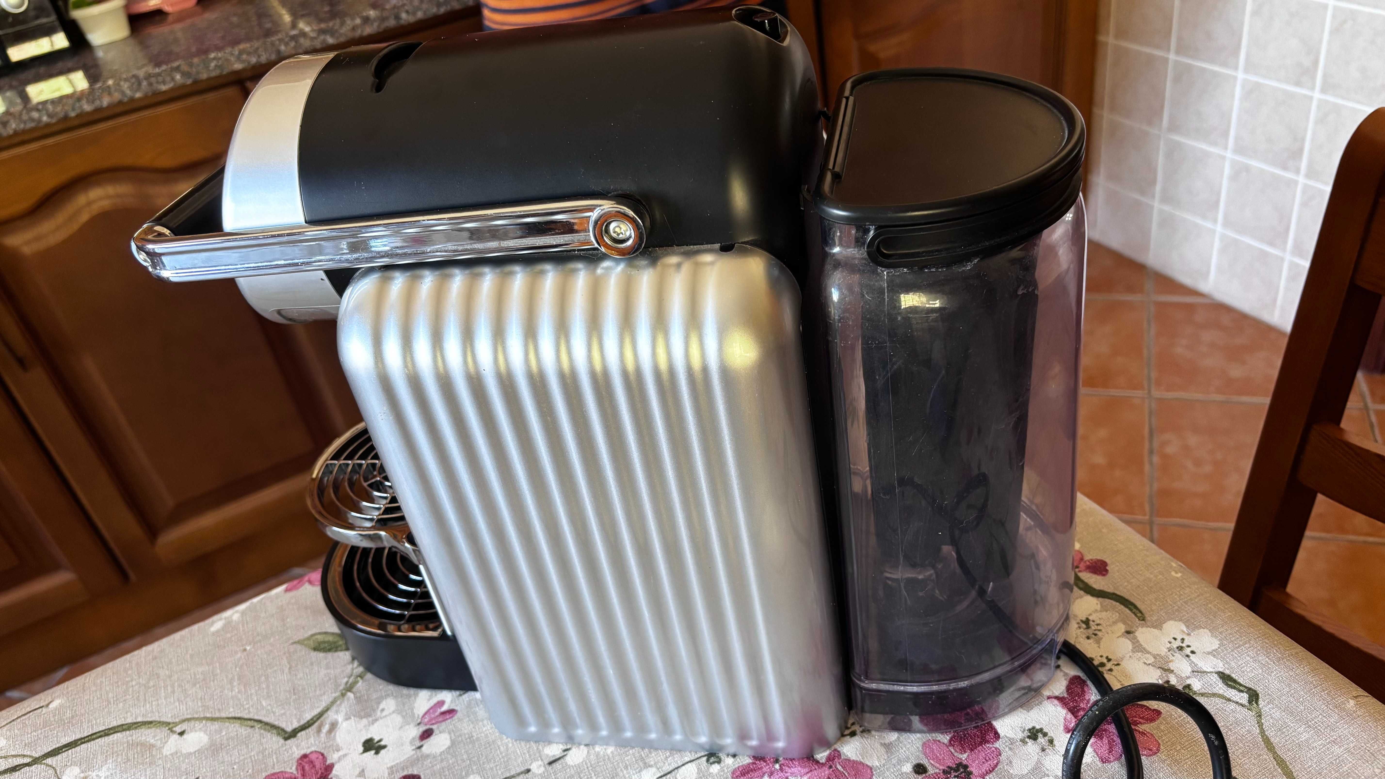 Maquina de café Nespresso PRO ZENIUS