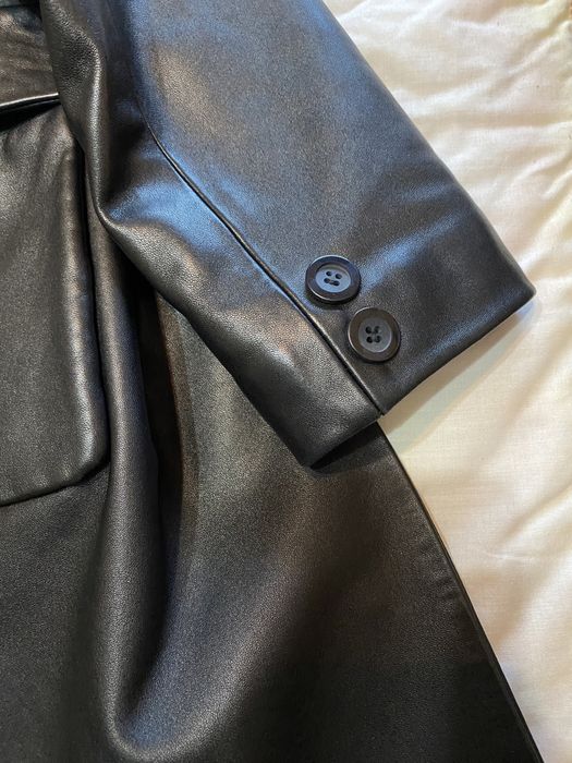 Casaco de couro comprido com colar de pêlo