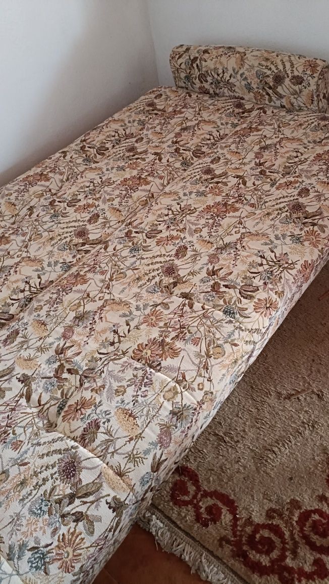 Sofá cama em óptimo estado.