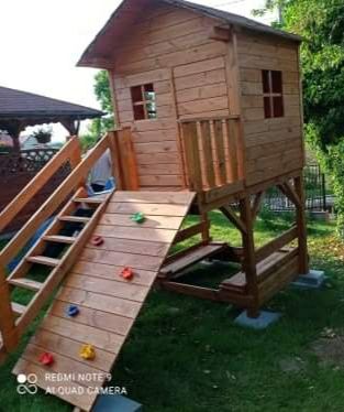 Plac zabaw huśtawka piaskownica