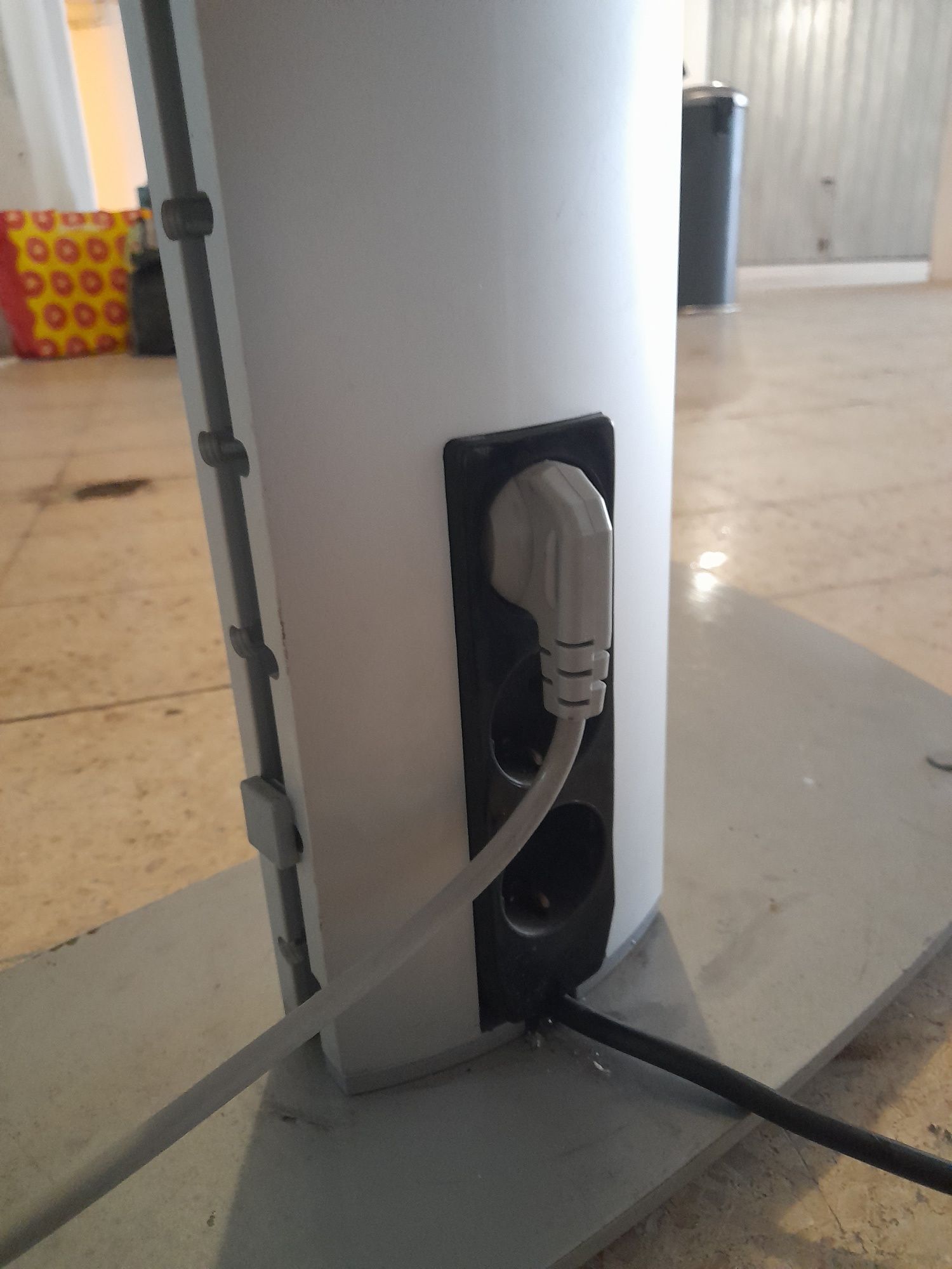 Suporte de pé para TV, de estrutura forte