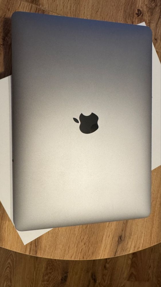  MacBook Air M1 8GB / 256GB – bardzo dobry stan wizualny, bateria 83%