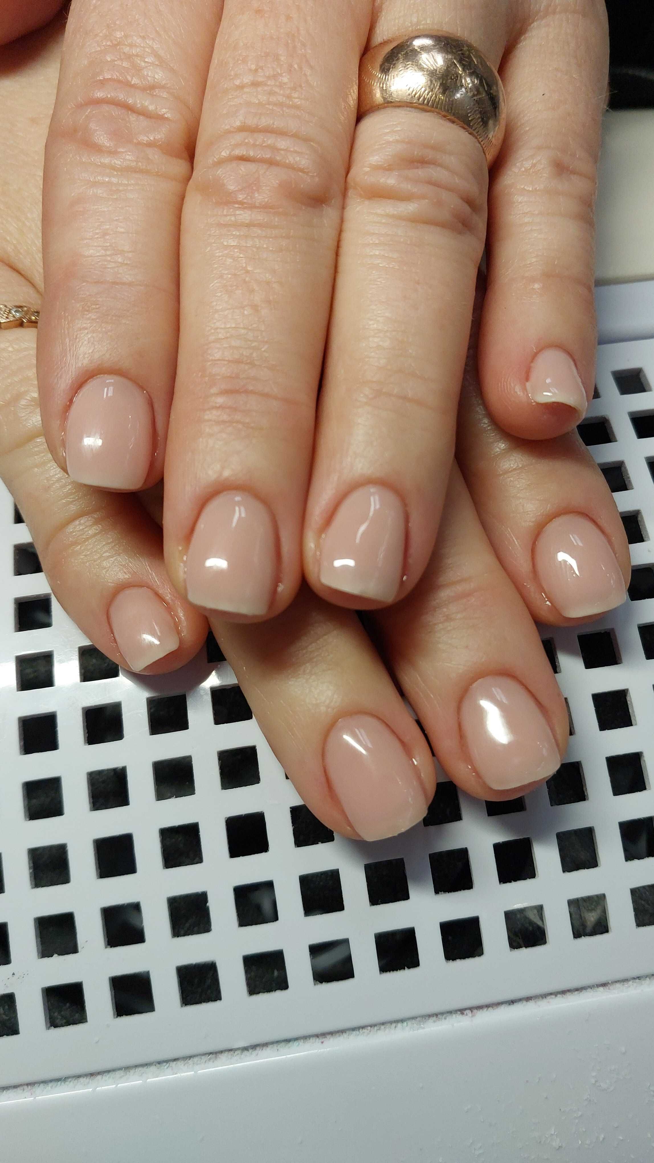 Manicure hybrydowy,  tytanowy manicure, wzmocnienie paznokci żelem.