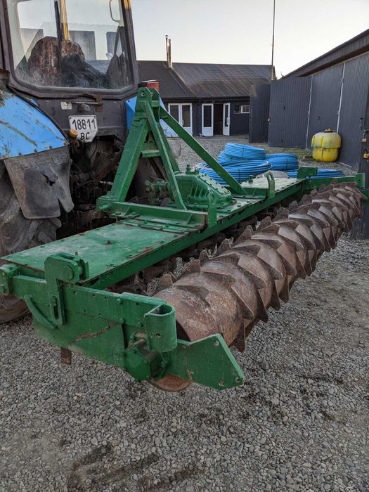 Фрезерний культиватор з вертикальною віссю обертання