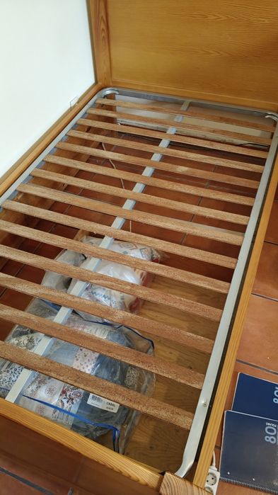 Cama solteiro de madeira