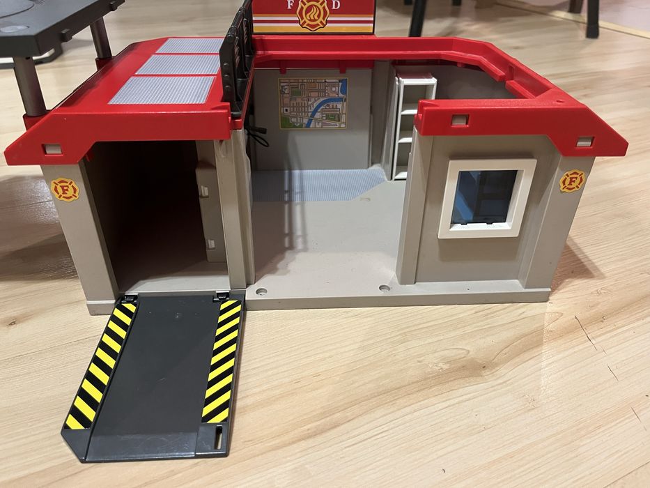 Remiza playmobil city action walizka