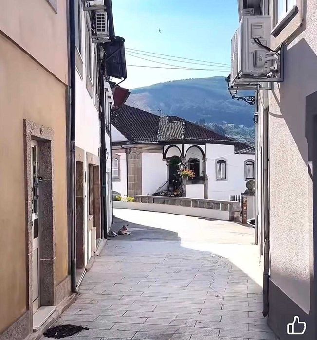 Quarto mobilado para arrendar no centro de Mesão Frio
