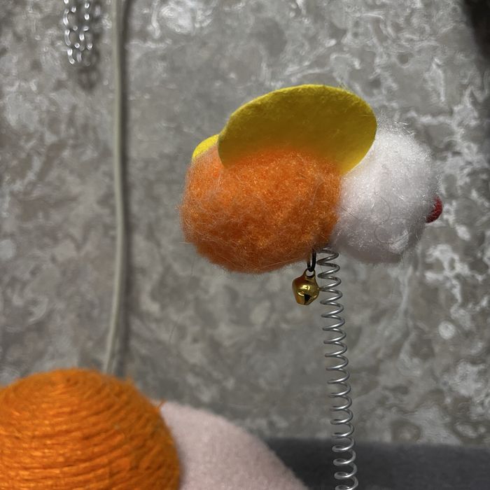 Лоток для кота та іграшка