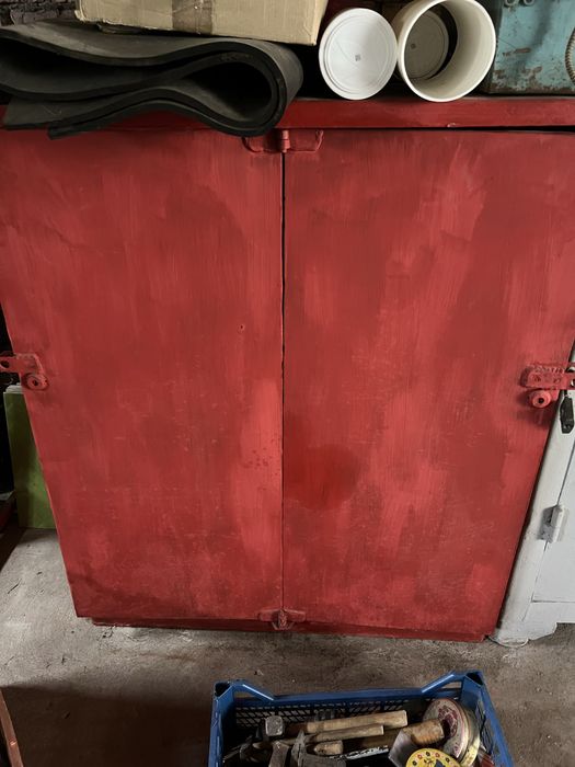 Столи шафи металеві