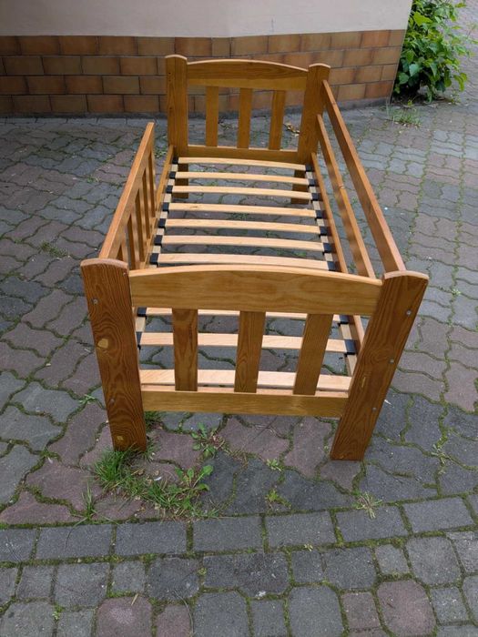 Łóżeczko dzieciece i przewijak