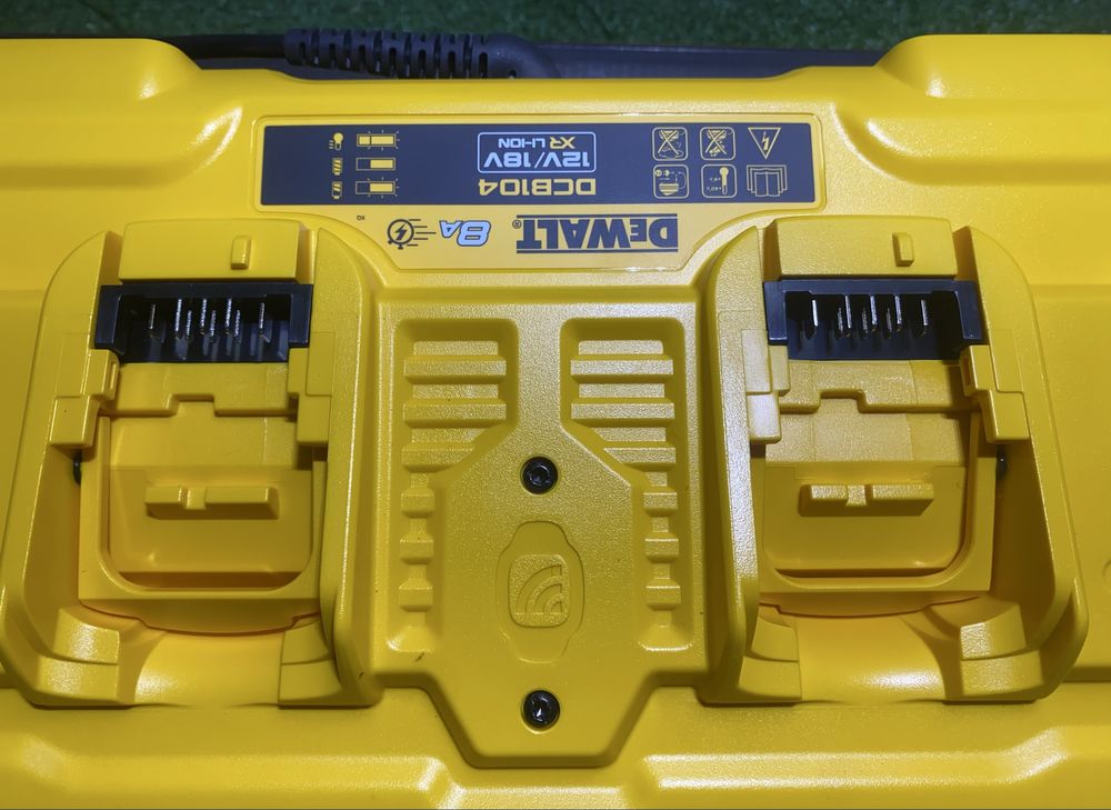 Зарядний пристрій на 4 порти DeWALT DCB104 нові девальт