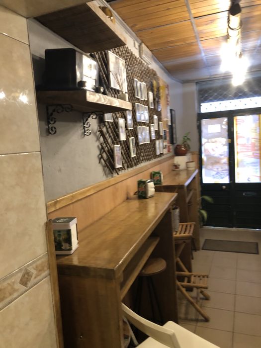 Cedencia de posiçao de pequeno snack-bar em zona de movimento