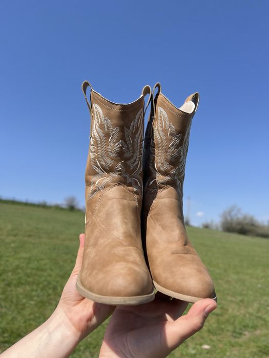 Стильні шкіряні козаки з вишивкою