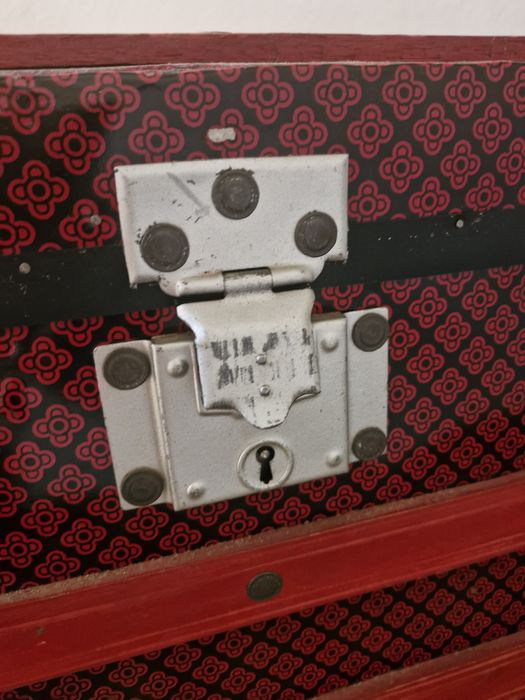 Arca lacada a metal vintage