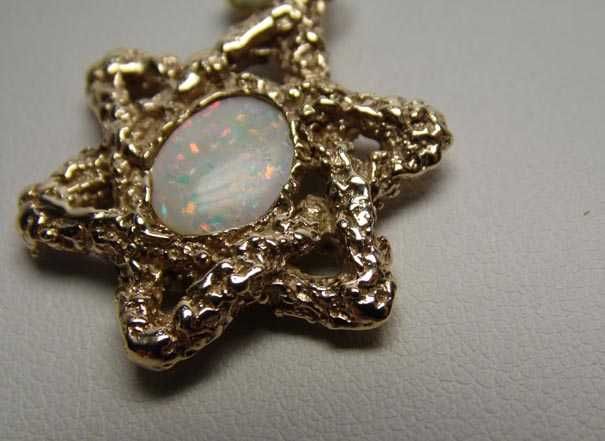 Złota zawieszka GWIAZDA DAWIDA naturalny opal.