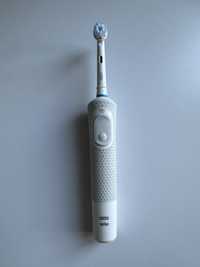 Электрическая зубная щетка oral b